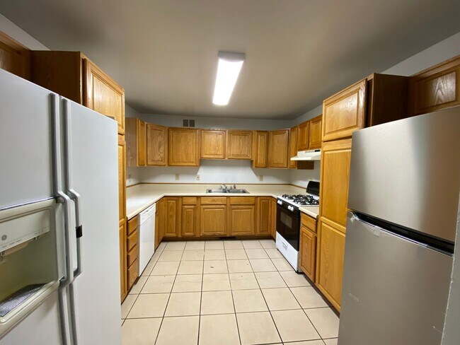 Building Photo - 1210 California - 8 Bed/2 Bath Near WMU/K ...