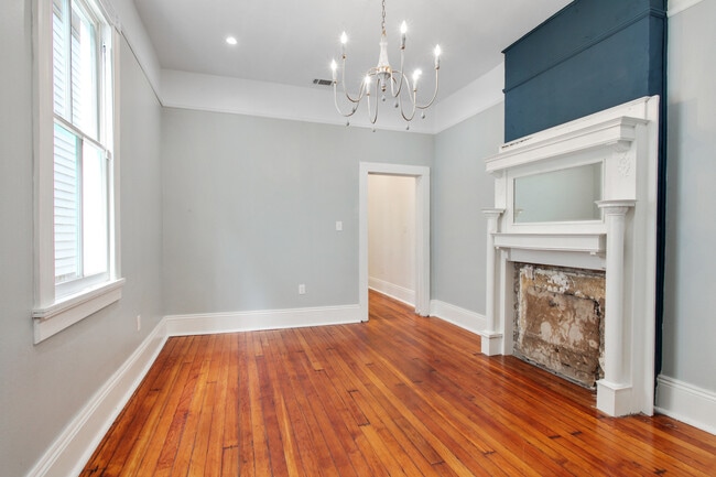 Building Photo - 3025 Banks- left