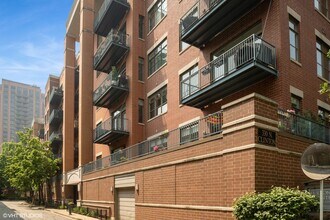 Building Photo - 330 N Clinton St
