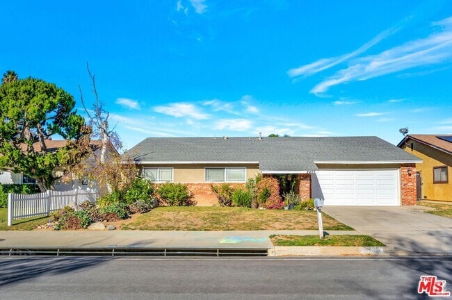 Building Photo - 2425 Dusan St