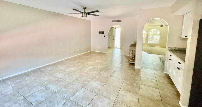 Foto del edificio - 2434 N Shade Tree Cir