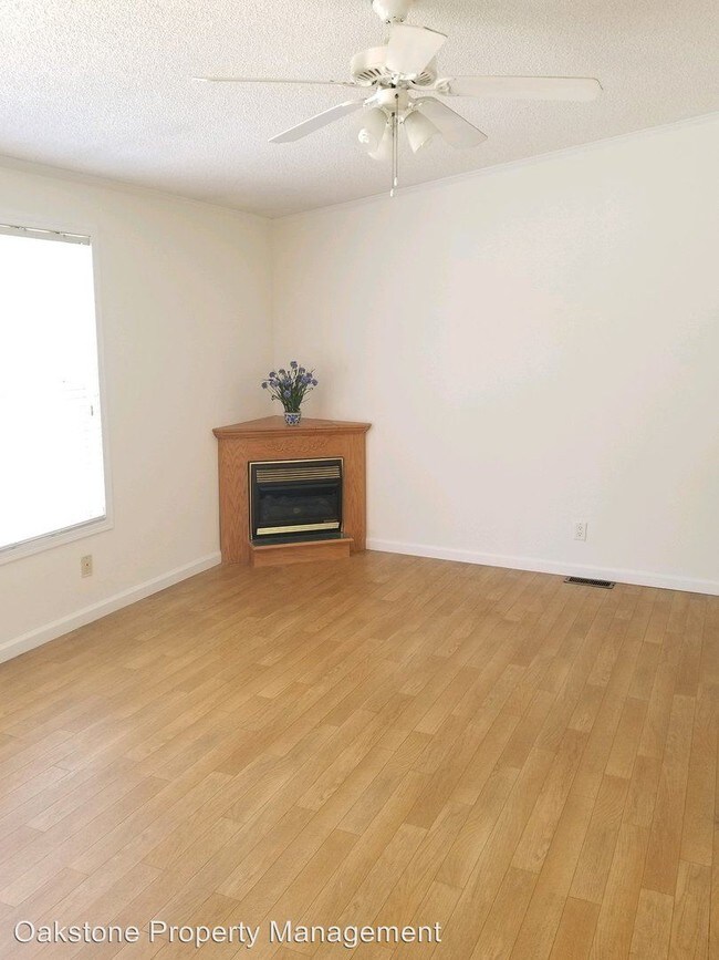 Building Photo - 3 br, 2 bath House - 233 Pine Tree