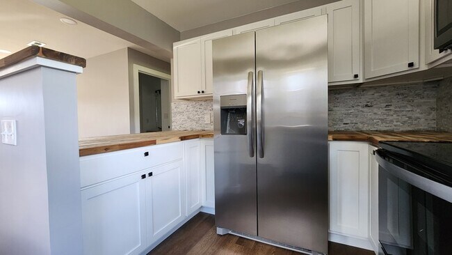 Foto del edificio - Totally renovated house now for lease
