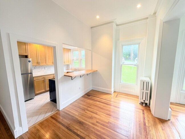 Foto del edificio - Newly Renovated 2BR on Sought-After Warren Street with Soaring Ceilings