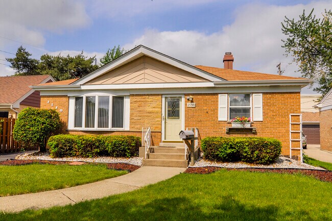 Building Photo - 2130 Mandel Ave