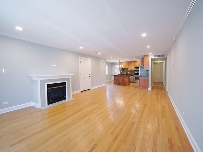 Building Photo - 6821 N Wolcott Ave