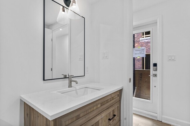 Photo du bâtiment - 887 Somerset St W