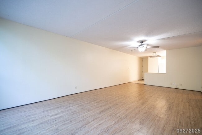 Building Photo - 2BR 1BA w/2 PARKING Spacious Condo Conveni...
