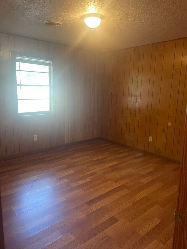 Building Photo - Cute Duplex Pet Friendly