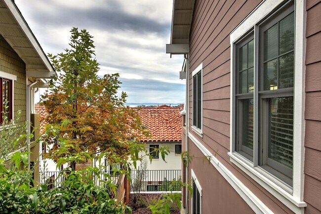 Building Photo - Wonderful Three bedroom 2.5 bathroom Ocean...