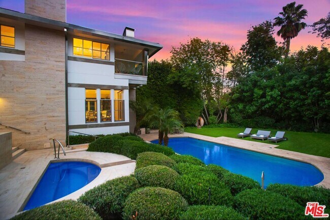 Foto del edificio - 661 Doheny Rd