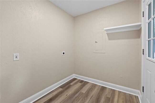 Building Photo - Completely renovated half duplex located n...
