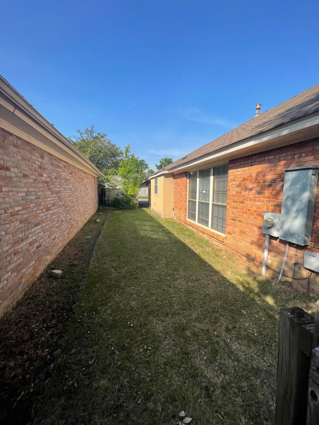 Building Photo - ** 3 Bed 2 Bath patio home located off Woo...