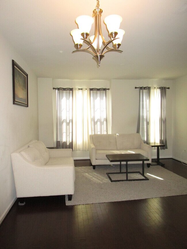Foto del edificio - Gorgeous 3 Bedroom Townhome in Beltsville!