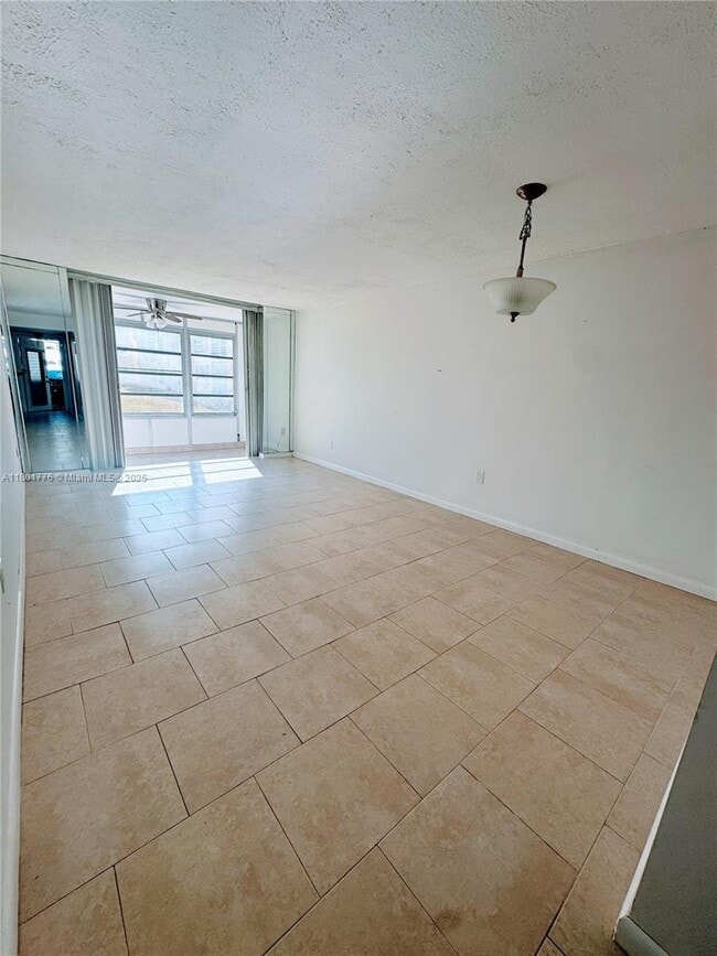 Foto del edificio - 8435 Sunrise Lakes Blvd