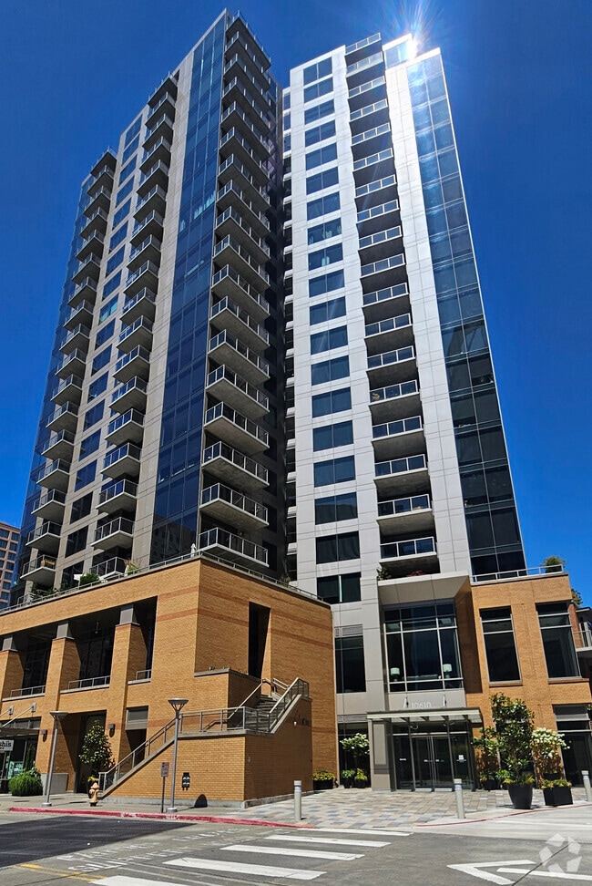 Building Photo - 10610 NE 9th Pl
