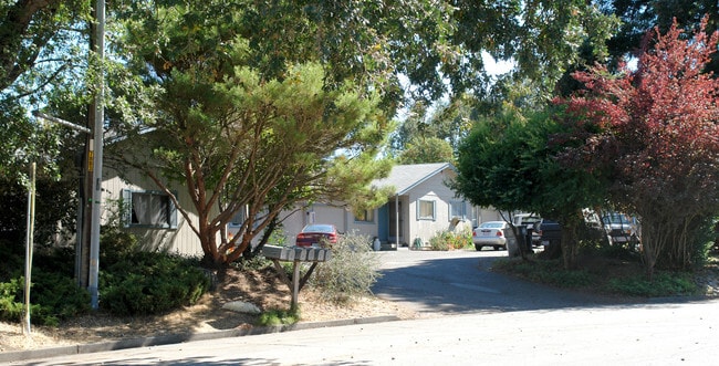 Building Photo - 106-116 Lark Center Dr
