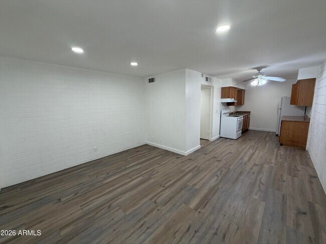 Building Photo - 2030 W Cactus Rd