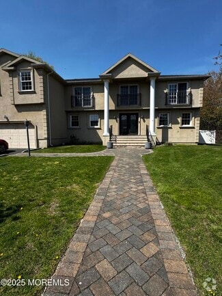 Building Photo - 3 Darien Dr