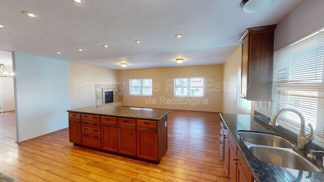 Foto del edificio - 2025 Cypress Ave.