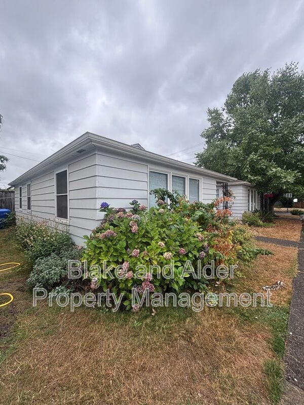 Building Photo - 650 Breys Ave NE
