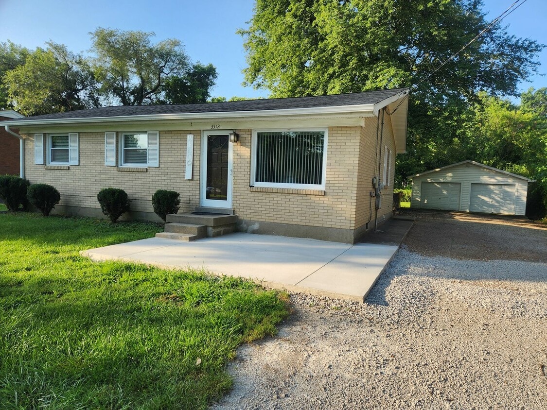 Beautiful and spacious 3 bedroom 1 bath ho... - Beautiful and spacious 3 bedroom 1 bath ho...