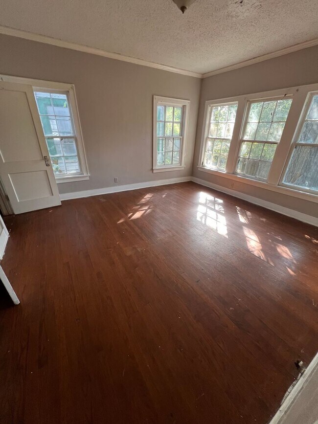 Building Photo - Large 3 bedroom, 2 bath, ready to go!