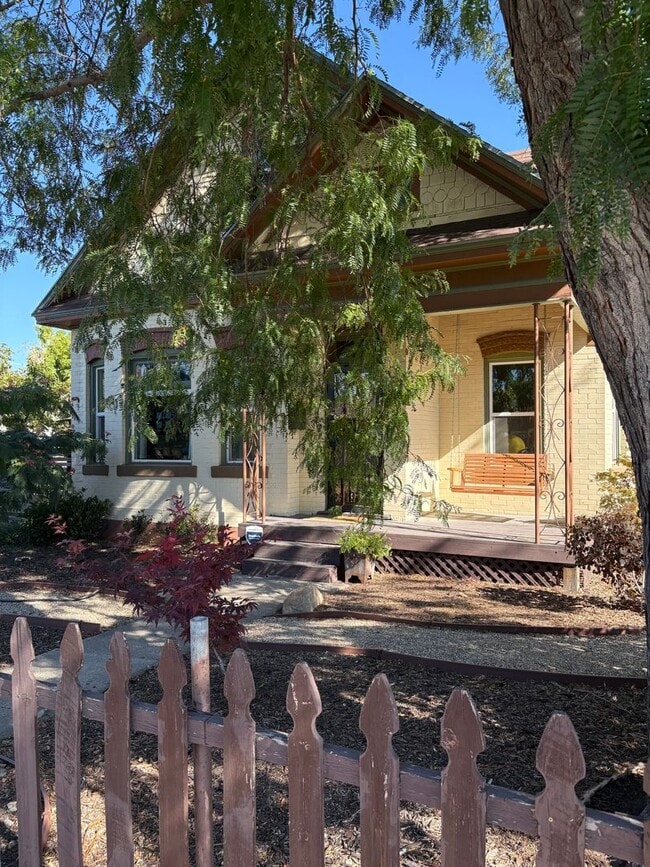 Building Photo - Charming 2-Bedroom Home in The Avenues!