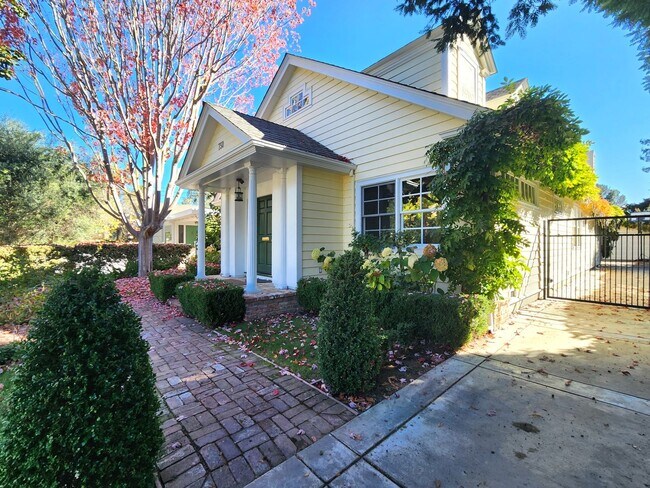 Foto del edificio - Charming Colonial Single Family Home Locat...