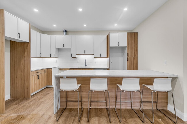 Building Photo - 487 Campbell Av