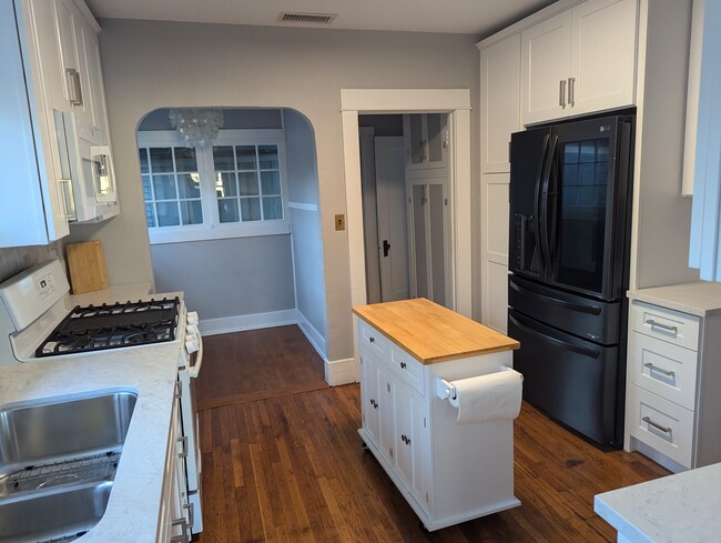 Kitchen, gas range, fridge, microwave, moveable island. - 3320 Herman Ave