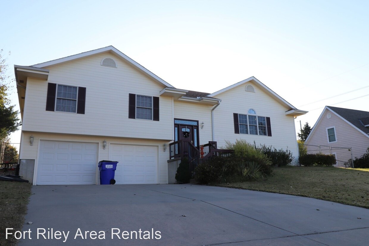 Primary Photo - 4 br, 3 bath House - 1443 Candlelight Lane