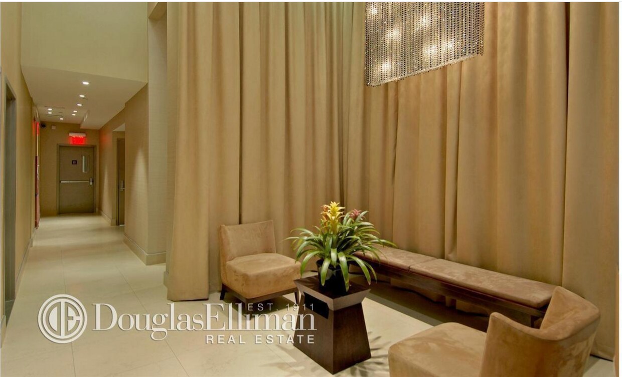 lobby - 2626 Jackson Ave