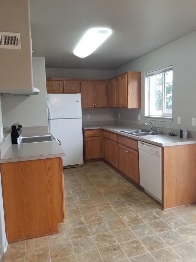 449 NE West Ave, Roseburg, OR 97470 Townhome Rentals in Roseburg OR