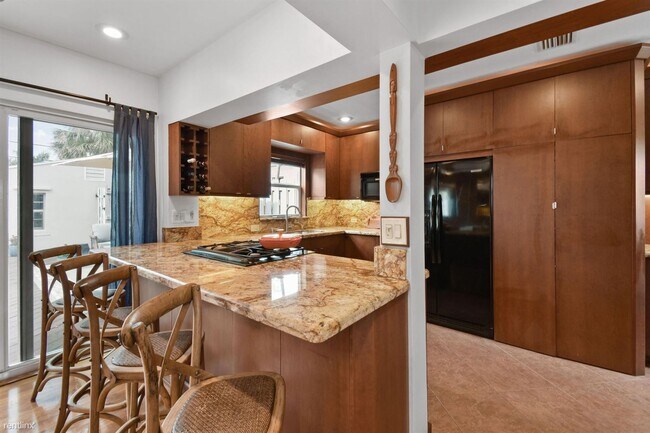 Building Photo - 2 br, 2.5 bath House - 1219 N Lakeside Dr