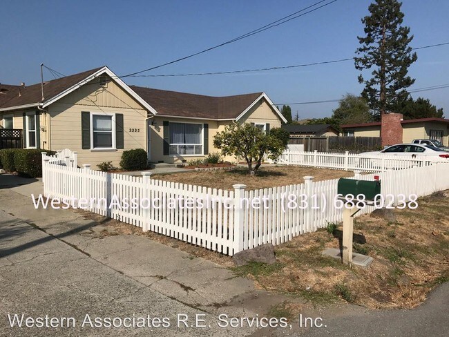 Building Photo - 3 br, 1 bath Apartment - 2225 Mattison Ln. #A