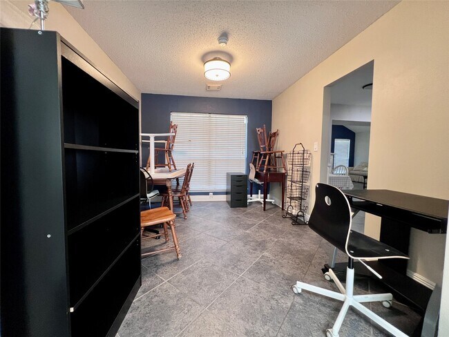 Foto del edificio - 7762 Pine Center Dr