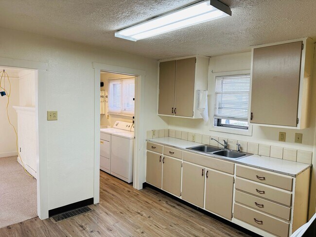 Building Photo - One Bedroom, One Bath, Freshly Painted wit...