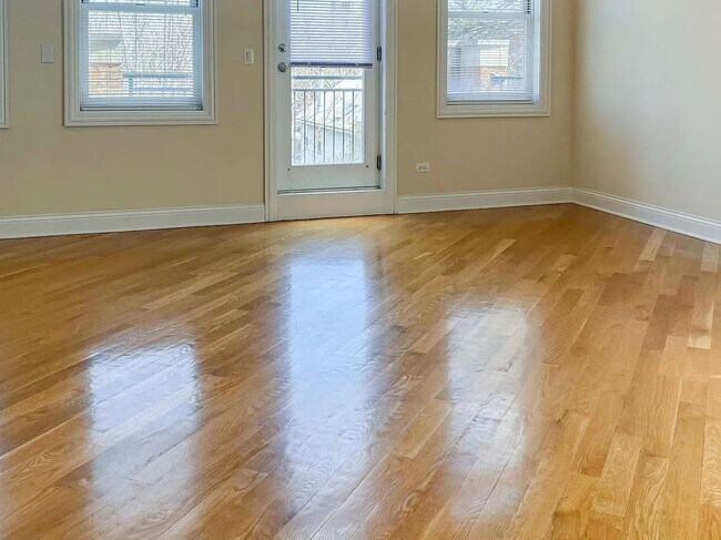 Foto del edificio - 2334 N Greenview Ave