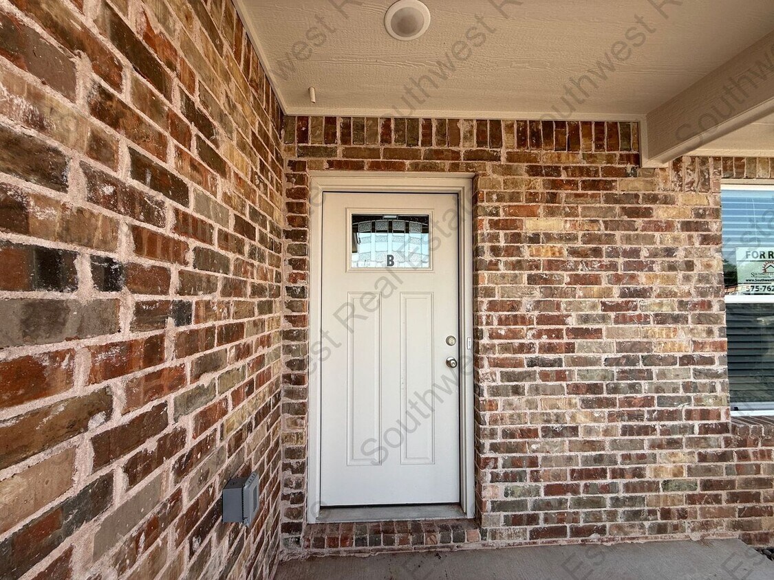 Foto principal - 2117 Bobwhite Ct