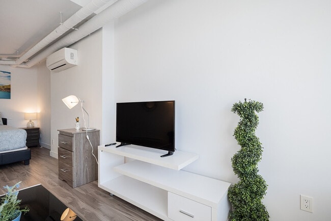 Building Photo - 6552 Av. De Chateaubriand