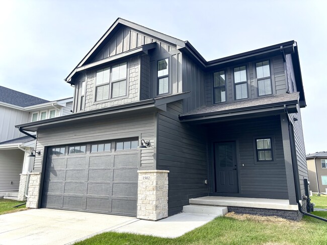 Building Photo - 1502 NE Savana Dr