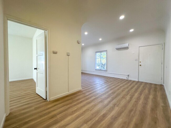 Foto del edificio - 810 E Chevy Chase Dr