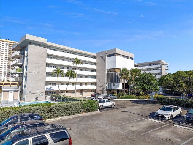 Foto del edificio - 4000 NE 169th St
