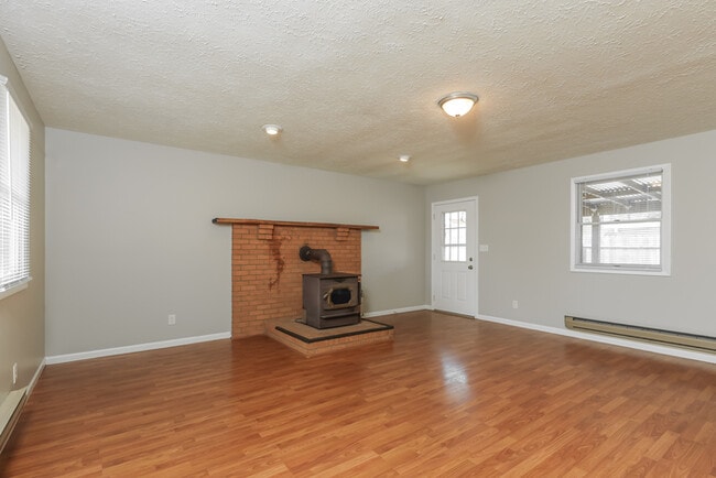 Building Photo - Lovable 3 Bedroom Ranch!!
