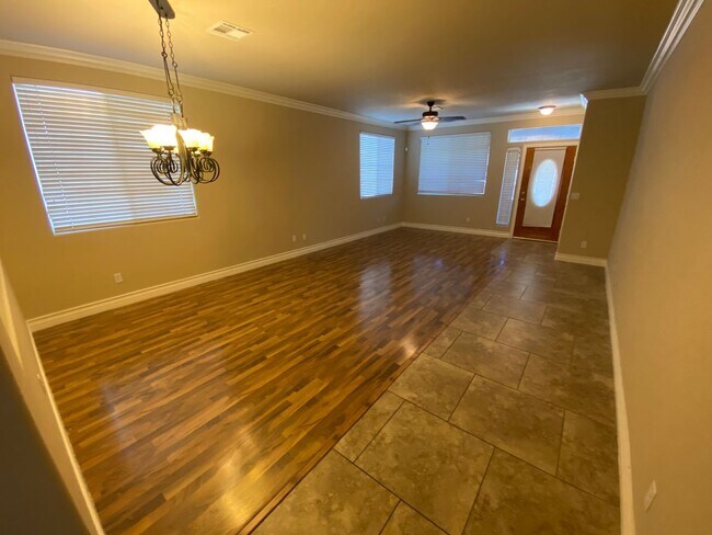 Foto del edificio - Beautiful 5 bed/3 bath home located in Hen...