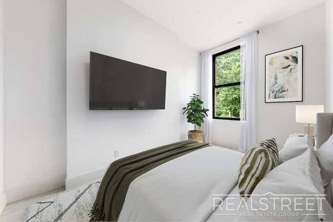 Building Photo - Stunning Brand New 1 Bed in Landmarked Tow...