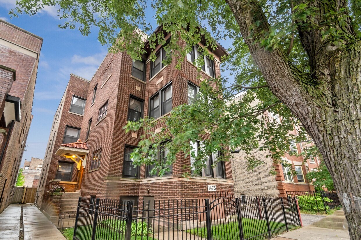 Foto principal - 1475 W Farragut Ave