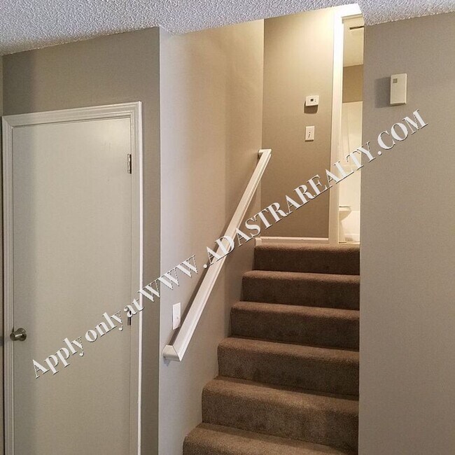 Foto del edificio - Gorgeous 3 Bedroom Duplex in Olathe-Availa...