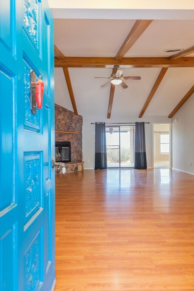 Foto del edificio - Charming 3 Bedroom 2 Bathroom - Spacious & Fenced Backyard